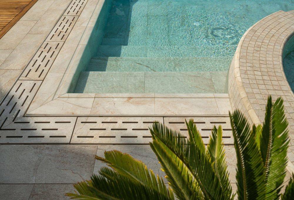Margelle en pierre de travertin pour bord de piscine à Nîmes dans le Gard