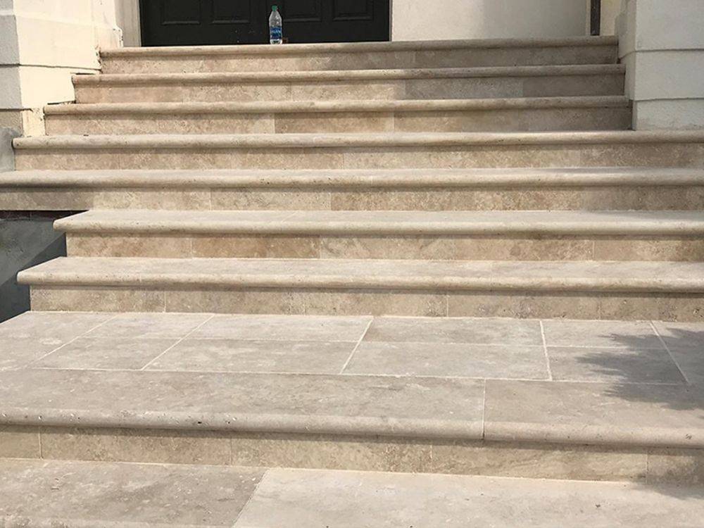 Marche en travertin pour sublimer votre extérieur à Montpellier dans l'Hérault