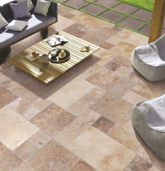 TERRASSE EN TRAVERTIN NATUREL ANTIDÉRAPANT à Uzès dans le Gard