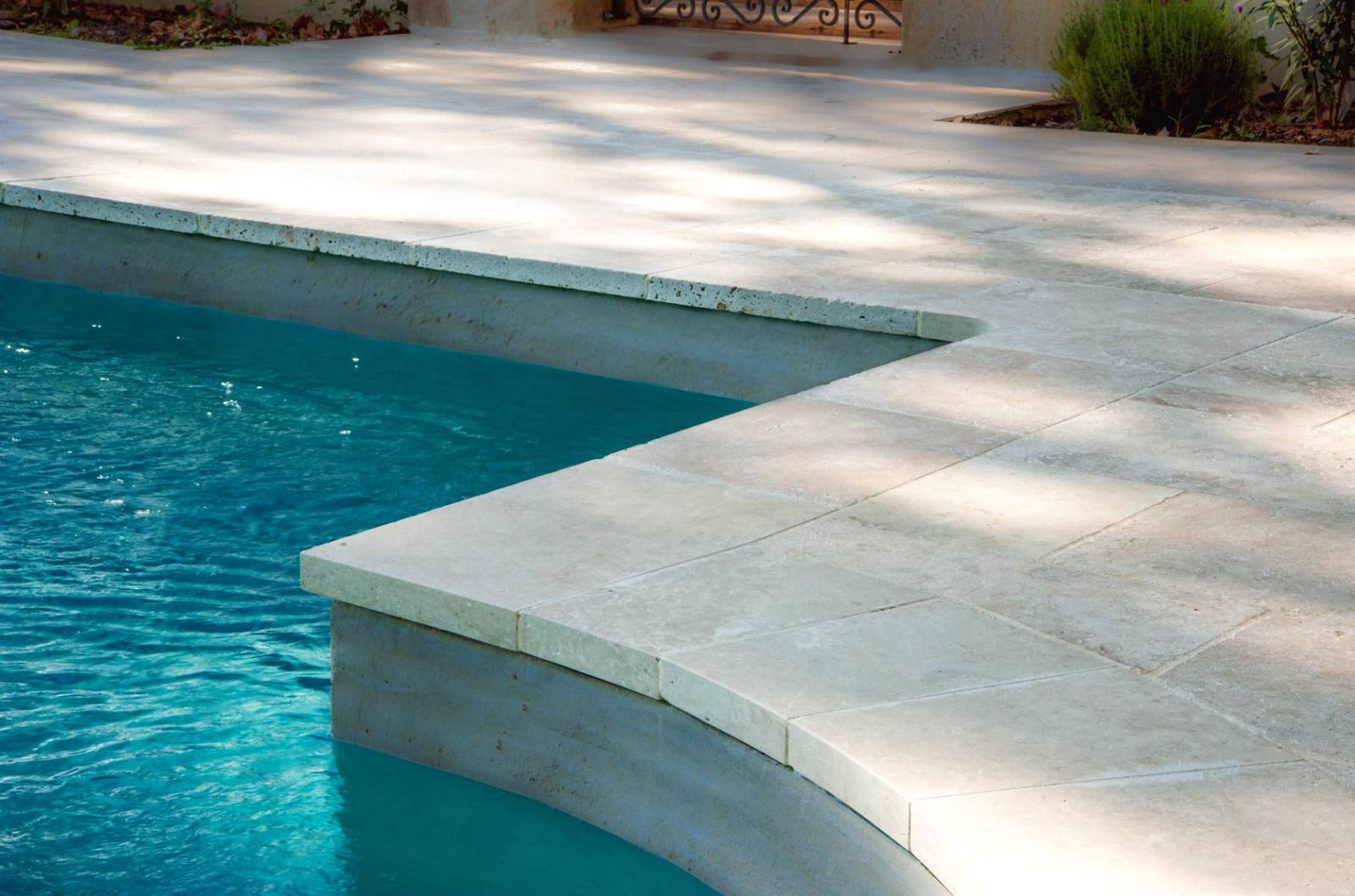 Margelle de piscine en travertin épaisseur 8cm bord droit Montpellier dans l'Hérault (34)