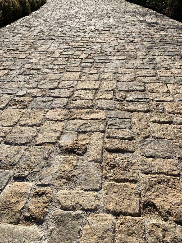 Pavé d'extérieur en pierre de bourgogne Avignon dans le Vaucluse (84)