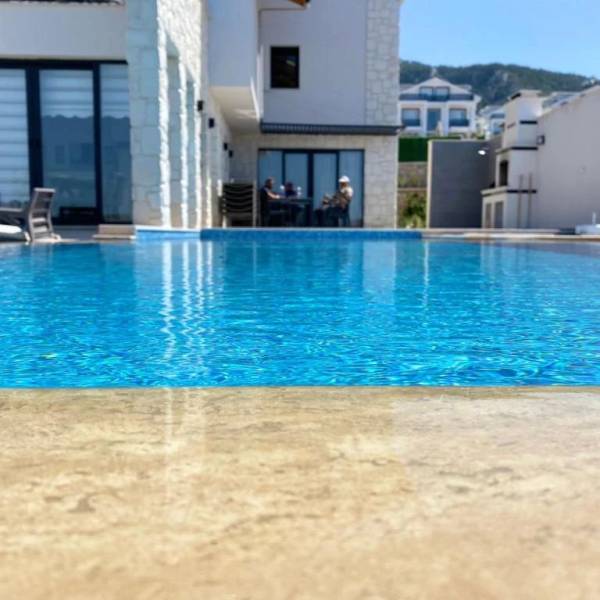 Carrelage de piscine MALIBU bleu turquoise entre Nimes et Alès