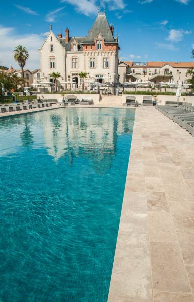Margelle en pierre de travertin pour bord de piscine à Nîmes dans le Gard