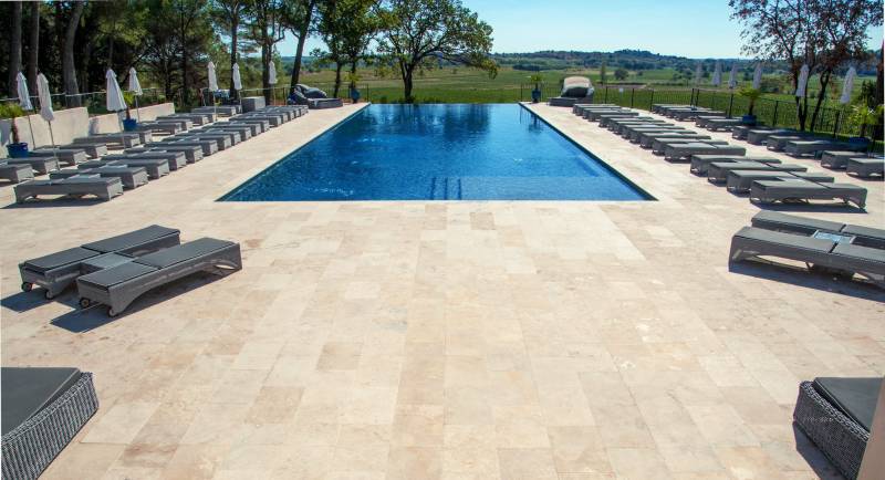 Margelle en pierre de travertin pour bord de piscine à Nîmes dans le Gard