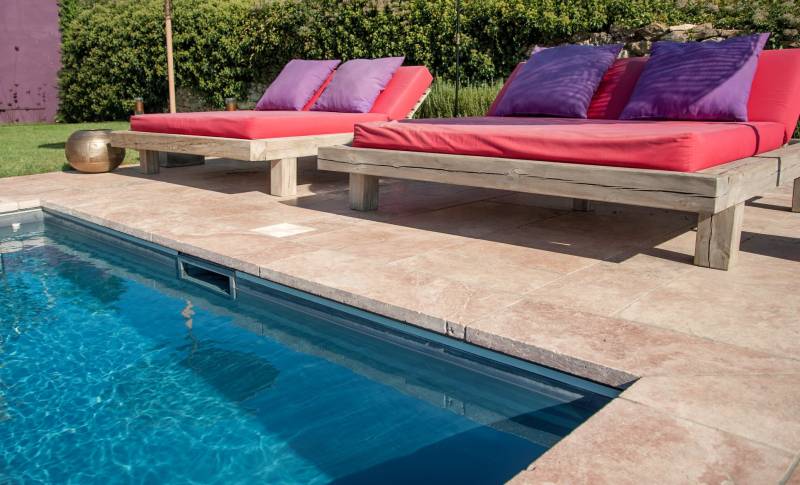 Margelle en pierre de travertin pour bord de piscine à Nîmes dans le Gard