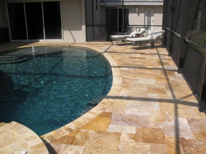 Quel carrelage autour d'une piscine à Uzès dans le Gard?