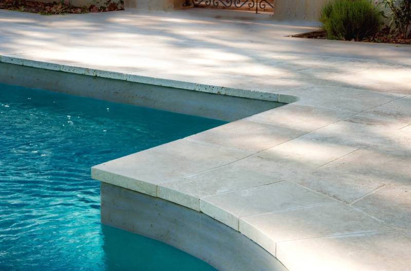 Margelle en pierre de travertin pour bord de piscine à Nîmes dans le Gard