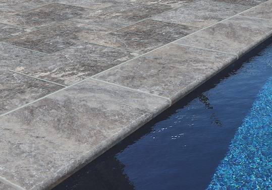 Margelle en pierre de travertin pour bord de piscine à Nîmes dans le Gard