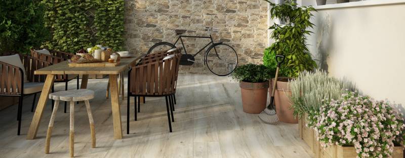 Carrelage de terrasse avec une imitation bois - UZES dans le Gard