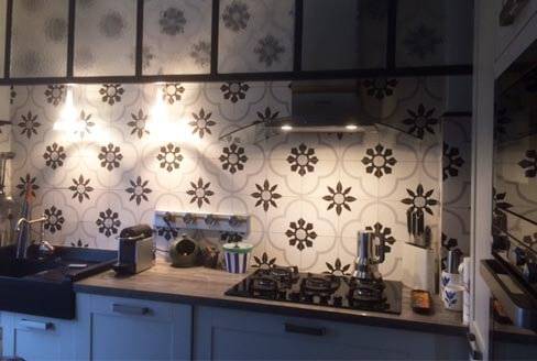 Carreaux de ciment pour sol et crédence de cuisine à Nîmes dans le Gard