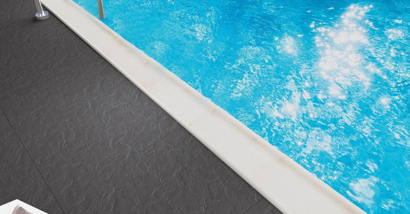 Quel carrelage autour d'une piscine à Uzès dans le Gard?