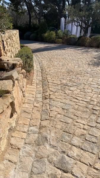 Pavé d'extérieur en pierre de bourgogne Avignon dans le Vaucluse (84)