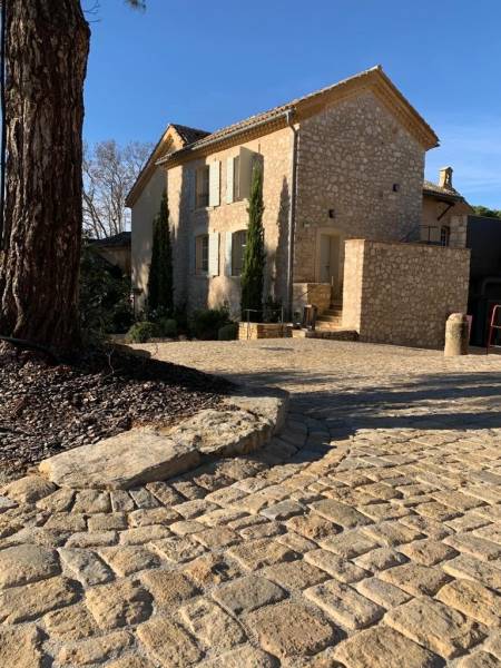 Pavé d'extérieur en pierre de bourgogne Avignon dans le Vaucluse (84)